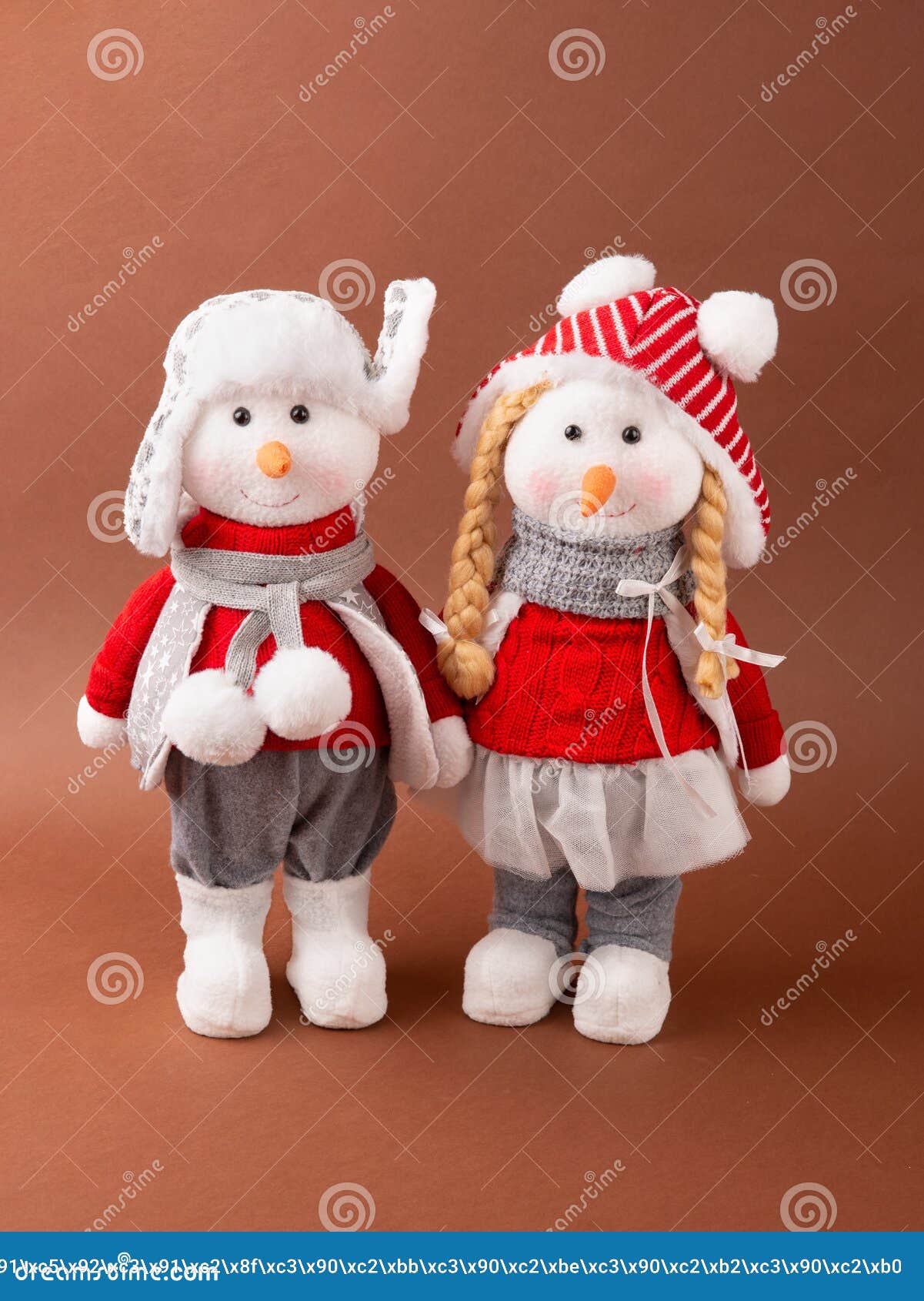 Un Par De Muñecas De Nieve, Niña Y Niño, Juguete De Navidad En Un Sombrero  Cálido Y Pantalones. Año Nuevo Y Navidad Imagen de archivo - Imagen de  nuevo, caliente: 264240515