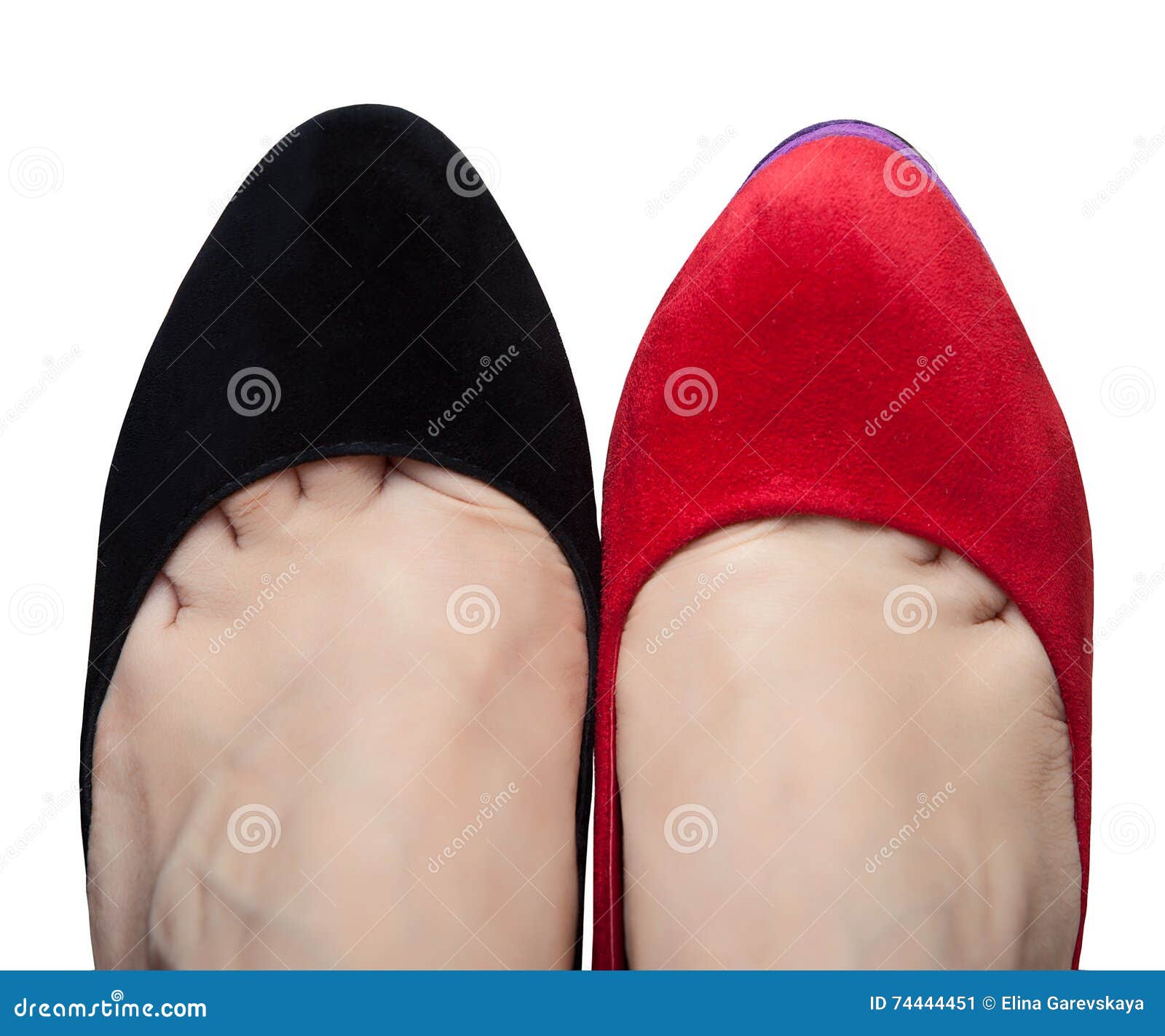 Un par de piernas femeninas en zapatos con diversos colores. Zapatos rojos y primer de los pies de las mujeres negras