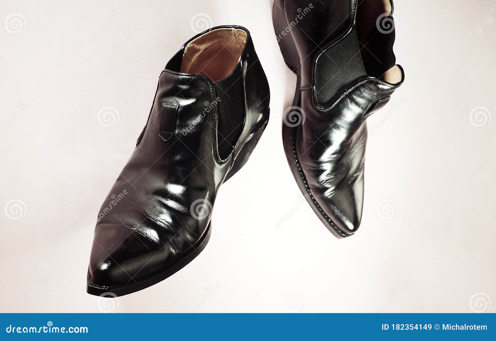 Un Par De Zapatos De Cuero Hombres Negros Sobre Zapatos Blancos Negros Hombres Lustraron De Trabajo Sobre Un Fondo Bl Imagen de archivo - Imagen de hombre, primer: 182354149
