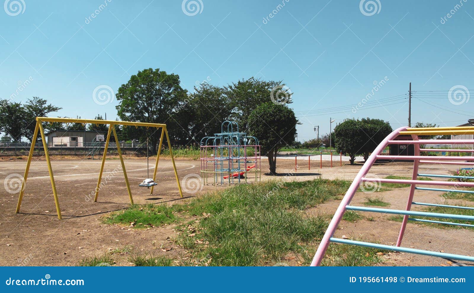 Un Patio De Recreo Tradicional En La Escuela Primaria Con Maleza De Equipo De Juego Y Un Cielo Azul En El Japon Rural En Un Dia So Foto De Archivo Imagen