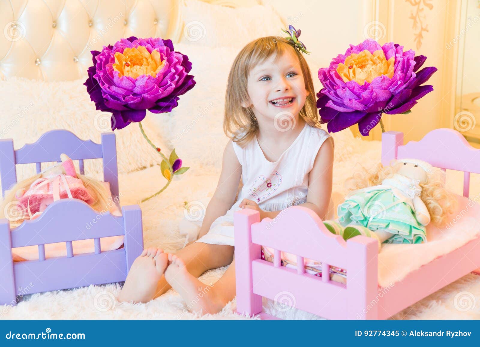 Un Pequeño Niño Preescolar Activo, Niña Bonita Con Un Pelo Rizado Rubio, Juegos Con Sus Muñecas, Las Pone Para Dormir Imagen de archivo - Imagen de muñecas, niña: 92774345