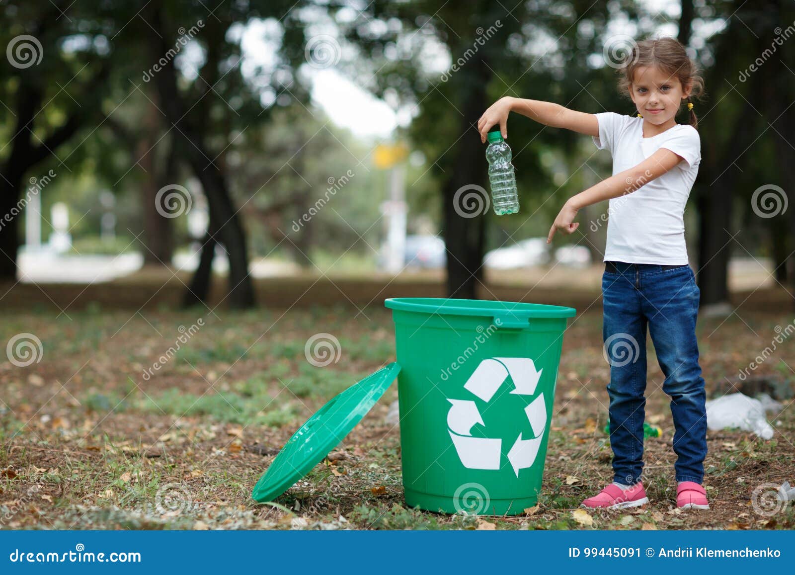 chico lindo tirando basura en la papelera de reciclaje