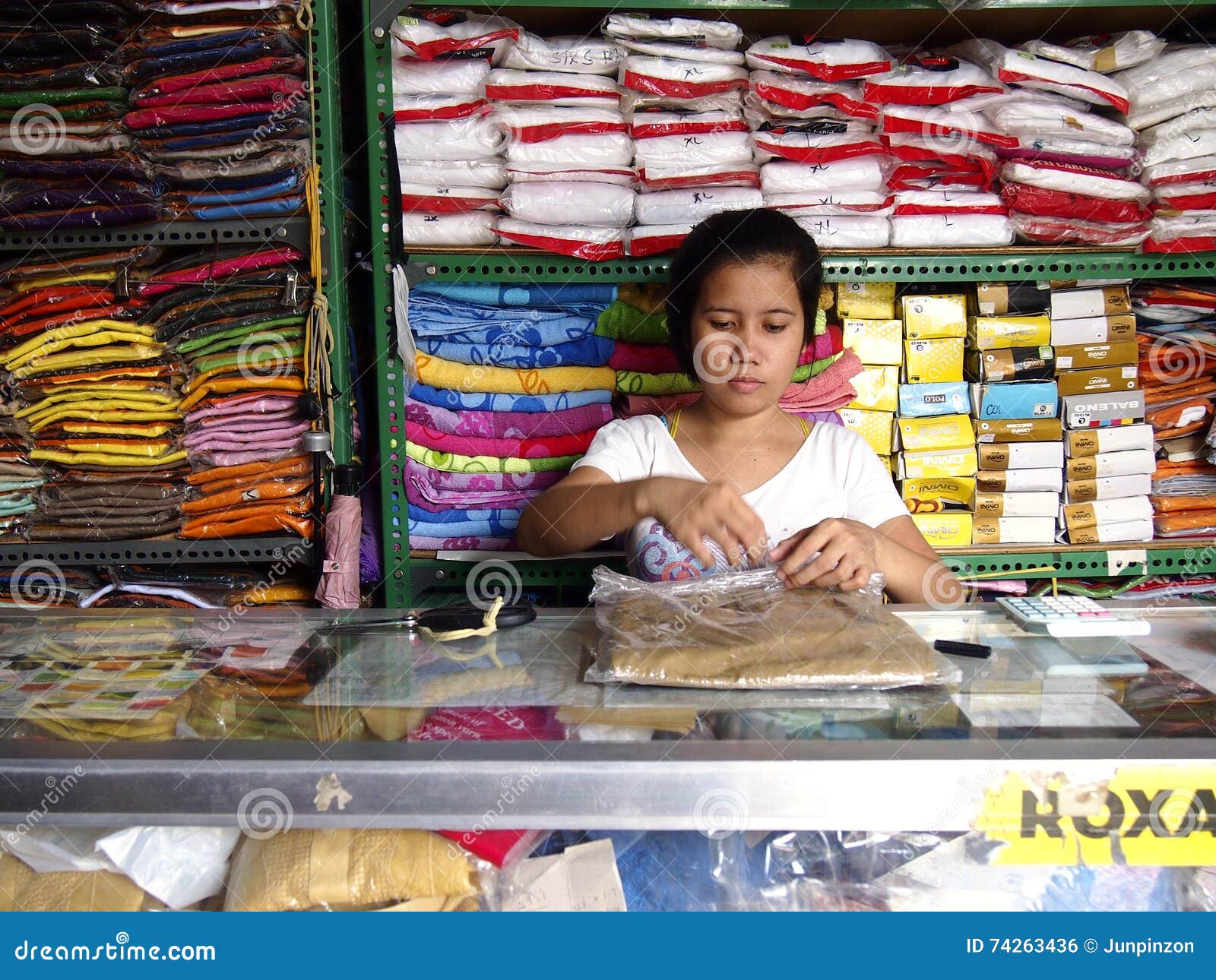 Un Personal De Ventas En Una Tienda De La Ropa Embala Y Prepara Una Camisa  Foto editorial - Imagen de comercio, rojo: 74263436