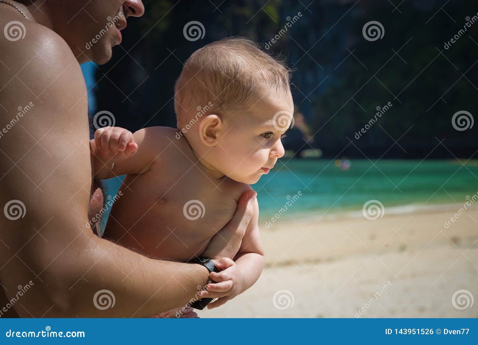 Un Petit Bebe Infantile Dans Les Bras Du Papa Tout D Abord Interesses A Tourne Loin Portees Pour La Maman Enfant En Bas Age Sur Photo Stock Image Du Espiegle Bonheur