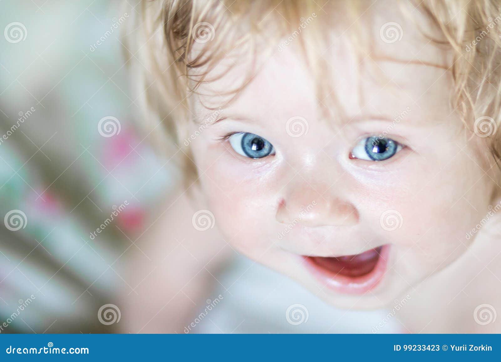 Un Petit Bebe Mignon Avec Des Yeux Bleus Image Stock Image Du Reve Ange Un Petit Bebe Mignon Avec Des Yeux Bleus Image Stock Image Du Reve Ange