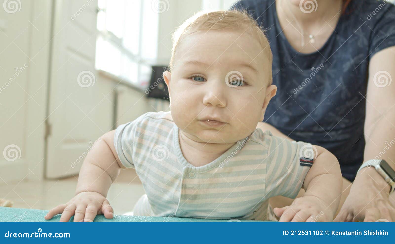 Un Petit Bebe Rigolo Devant La Camera En Train De Regarder Dans La Camera Photo Stock Image Du Adorable Humain