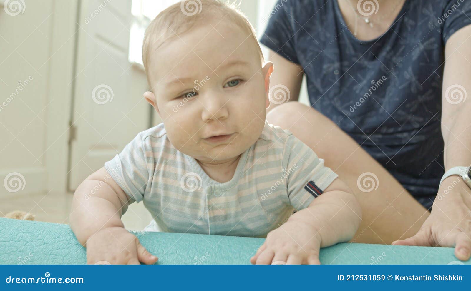 Un Petit Bebe Rigolo Devant La Camera Image Stock Image Du Maman Gosse