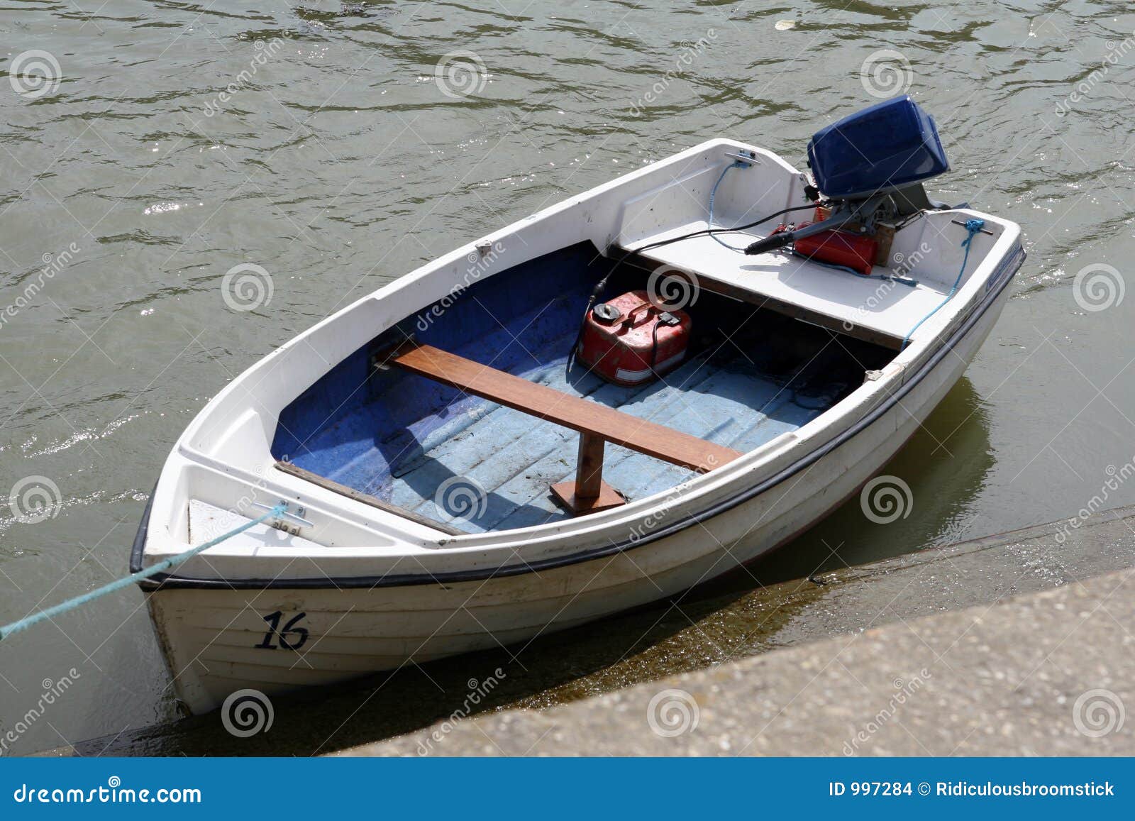 Un Petit Bateau De Canot Sur Un Fleuve De Marée De Mer Photo stock - Image  du marée, moteur: 997284