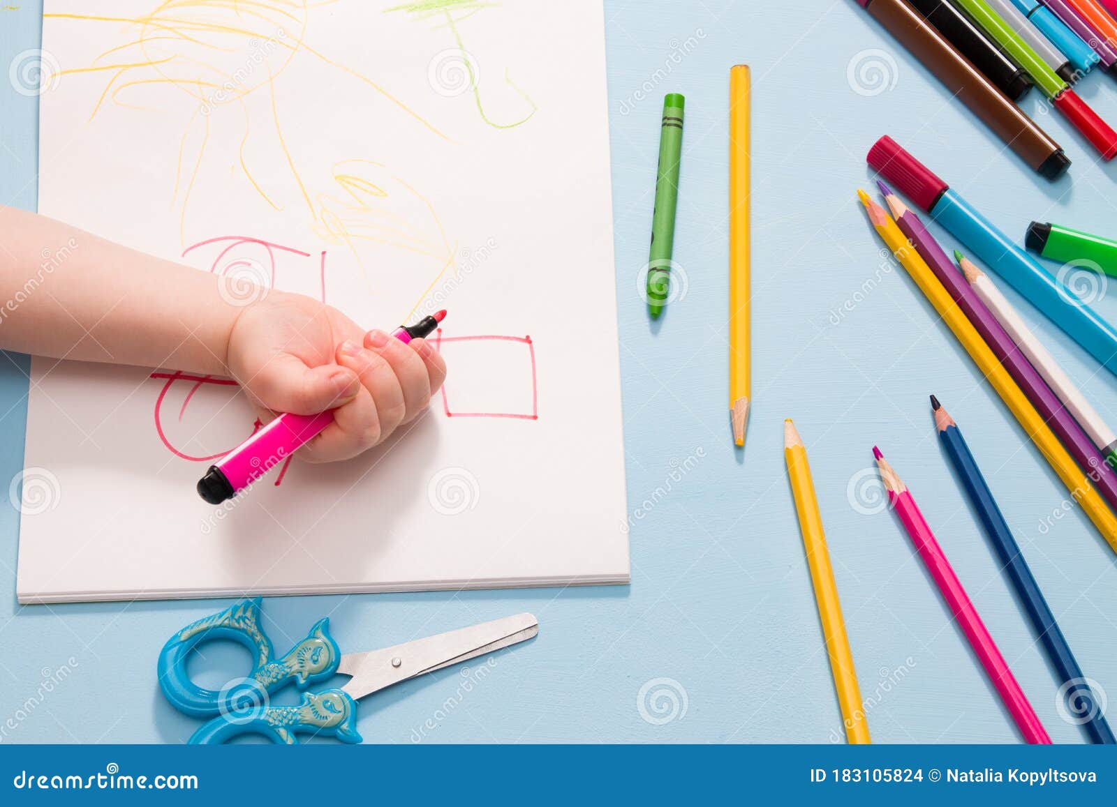 Un Petit Enfant Dessine Soigneusement Avec Un Crayon Feutre Rose Dans Un  Album Photo stock - Image du heureux, couleur: 183105824