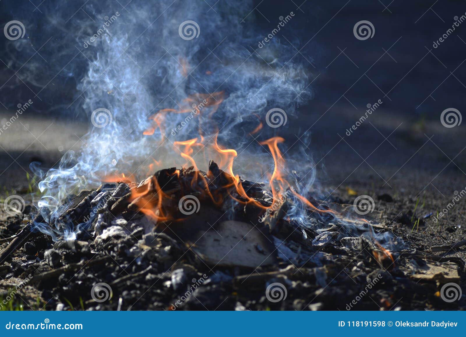 Un Petit Feu Sur L'asphalte Éclairage Des Feux Fumée Du Feu Photo stock -  Image du journal, camp: 118191598