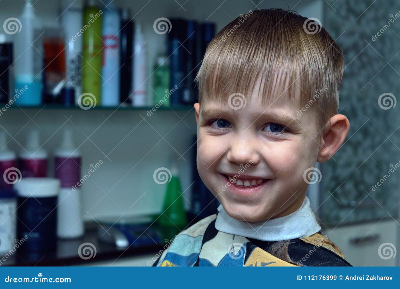 Un Petit Garcon Coupe Dans Un Coiffeur Il Nous Regarde Et Sourit Image Stock Image Du Homme Adorable Un Petit Garcon Coupe Dans Un Coiffeur Il Nous Regarde Et Sourit Image Stock Image Du Homme Adorable