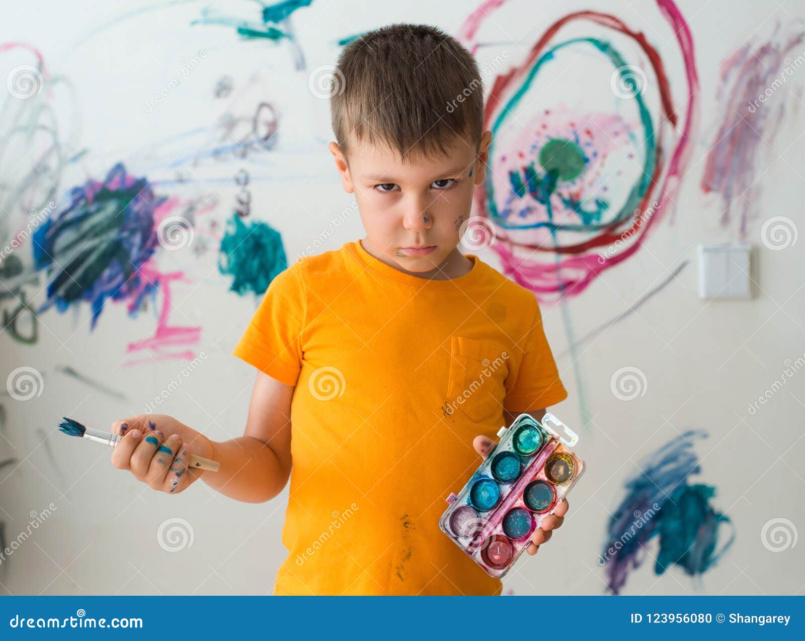 Un Petit Garçon De 5 Ans Avec Un Sembler Coupable Peint Avec La Peinture Et  La Brosse Sur Le Mur De Sa Pièce Photo stock - Image du peintre, âge:  123956080