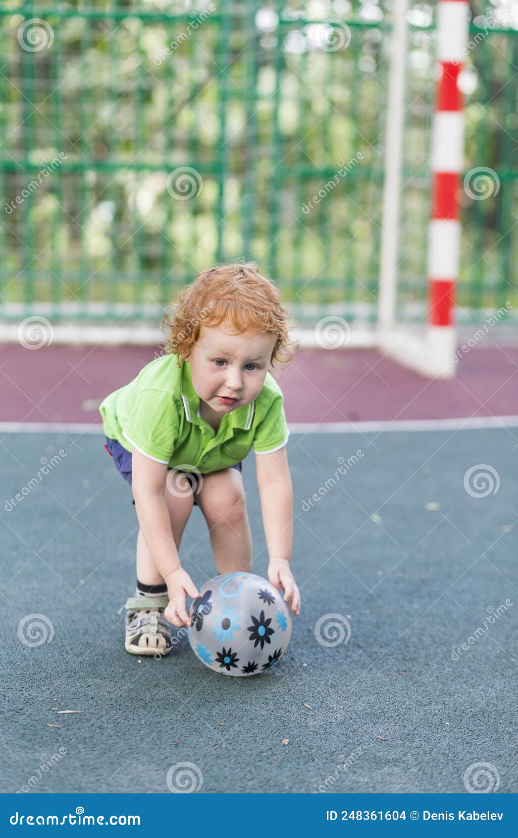 Un Petit Garçon De 2 Ans Joue Au Ballon Sur Le Terrain De Sport