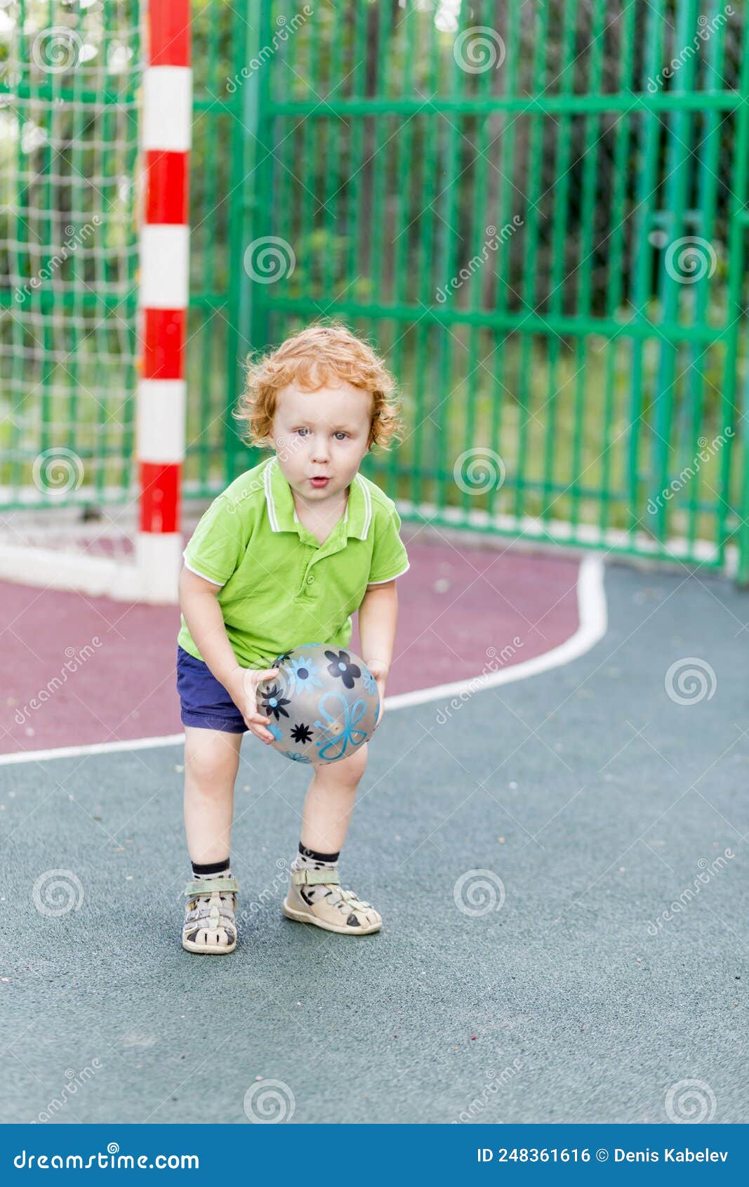 Un Petit Garçon De 2 Ans Joue Au Ballon Sur Le Terrain De Sport