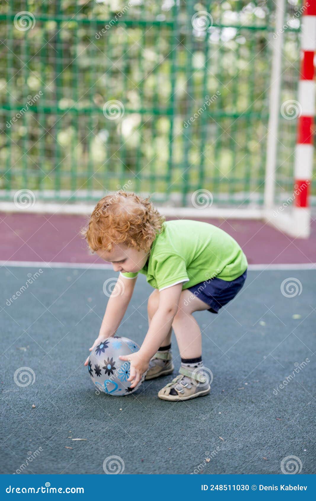 Un Petit Garçon De 2 Ans Joue Au Ballon Sur Le Terrain De Sport