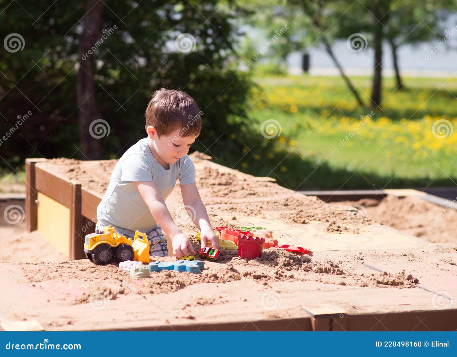 Petit bébé garçon dans son jardin avec la voiture. jeux d'enfants