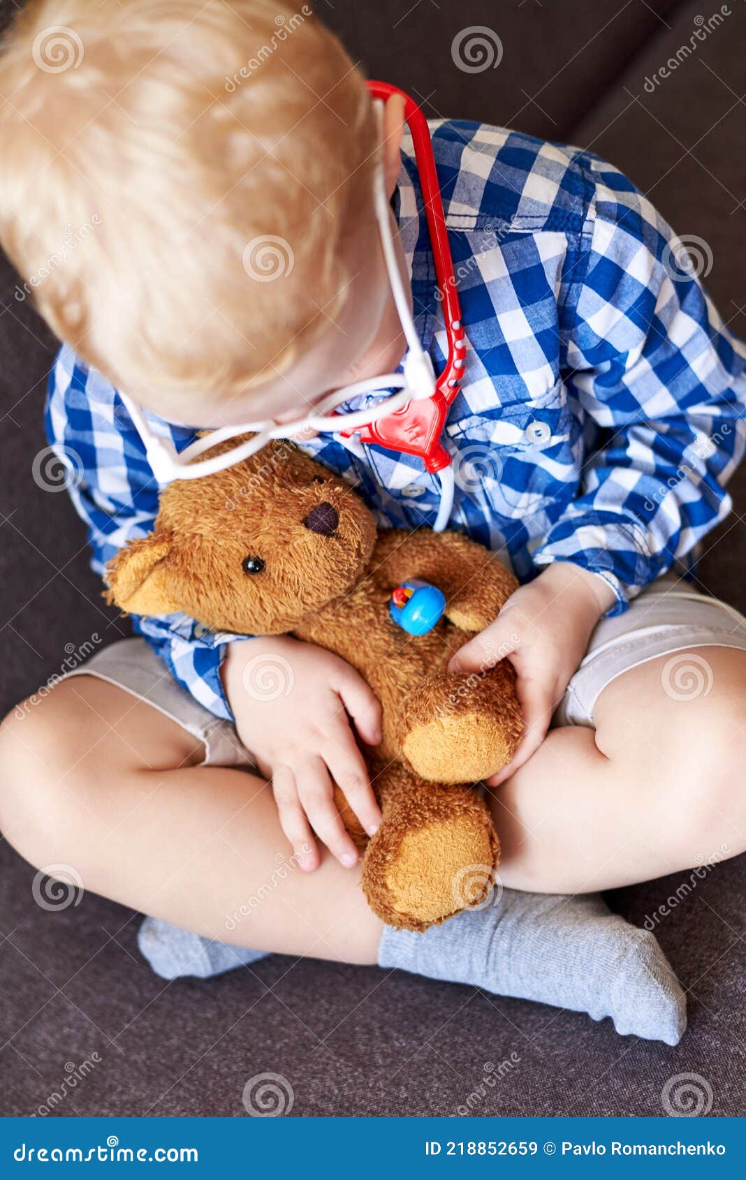 Un Petit Garçon Mesure La Température D'un Ours En Peluche Avec Un  Thermomètre à Jouets Image stock - Image du avenir, infirmière: 218852659