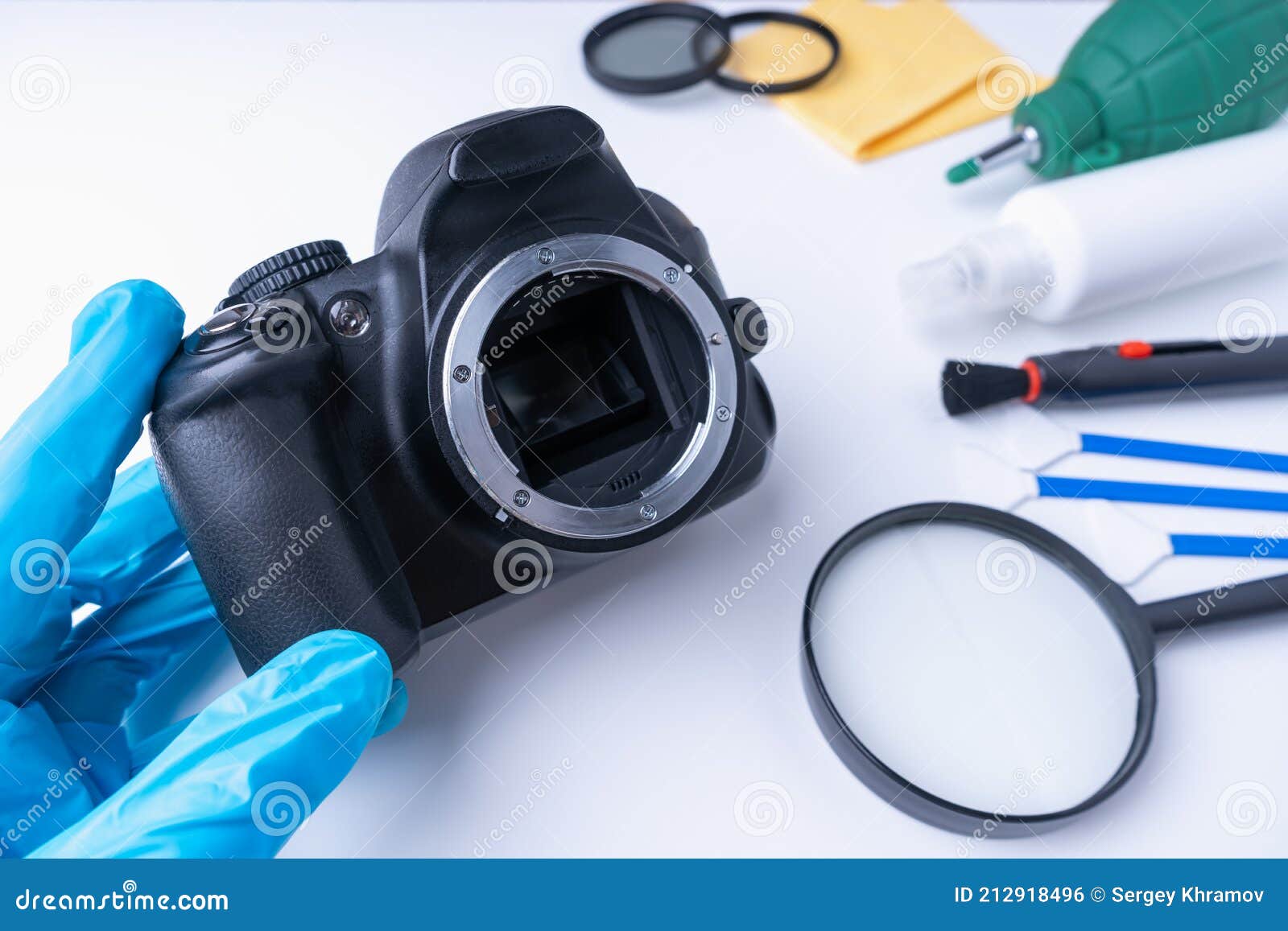 Un Photographe Enfilé De Gants Tient Son Appareil Photo Sans Appareil De  Lentille Avant De Nettoyer Le Capteur Photo stock - Image du matrice,  soufflement: 212918496