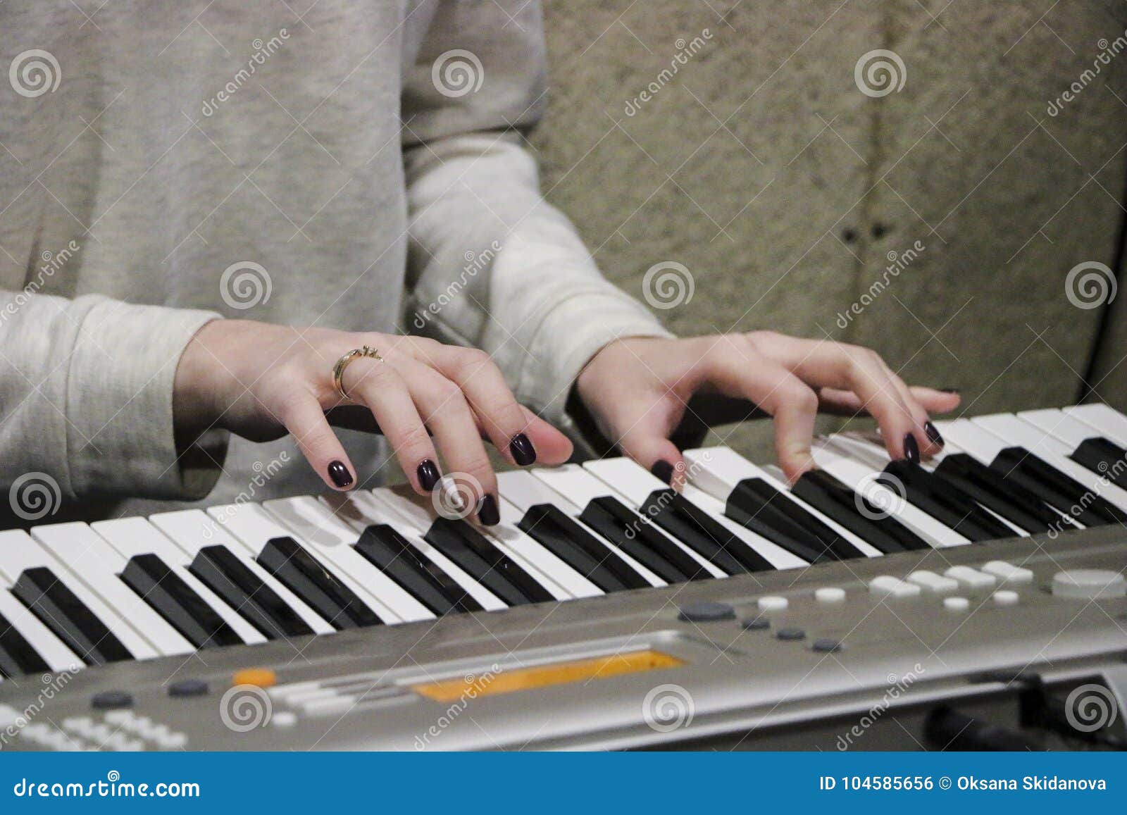 Une Petite Fille Joue Du Piano électrique