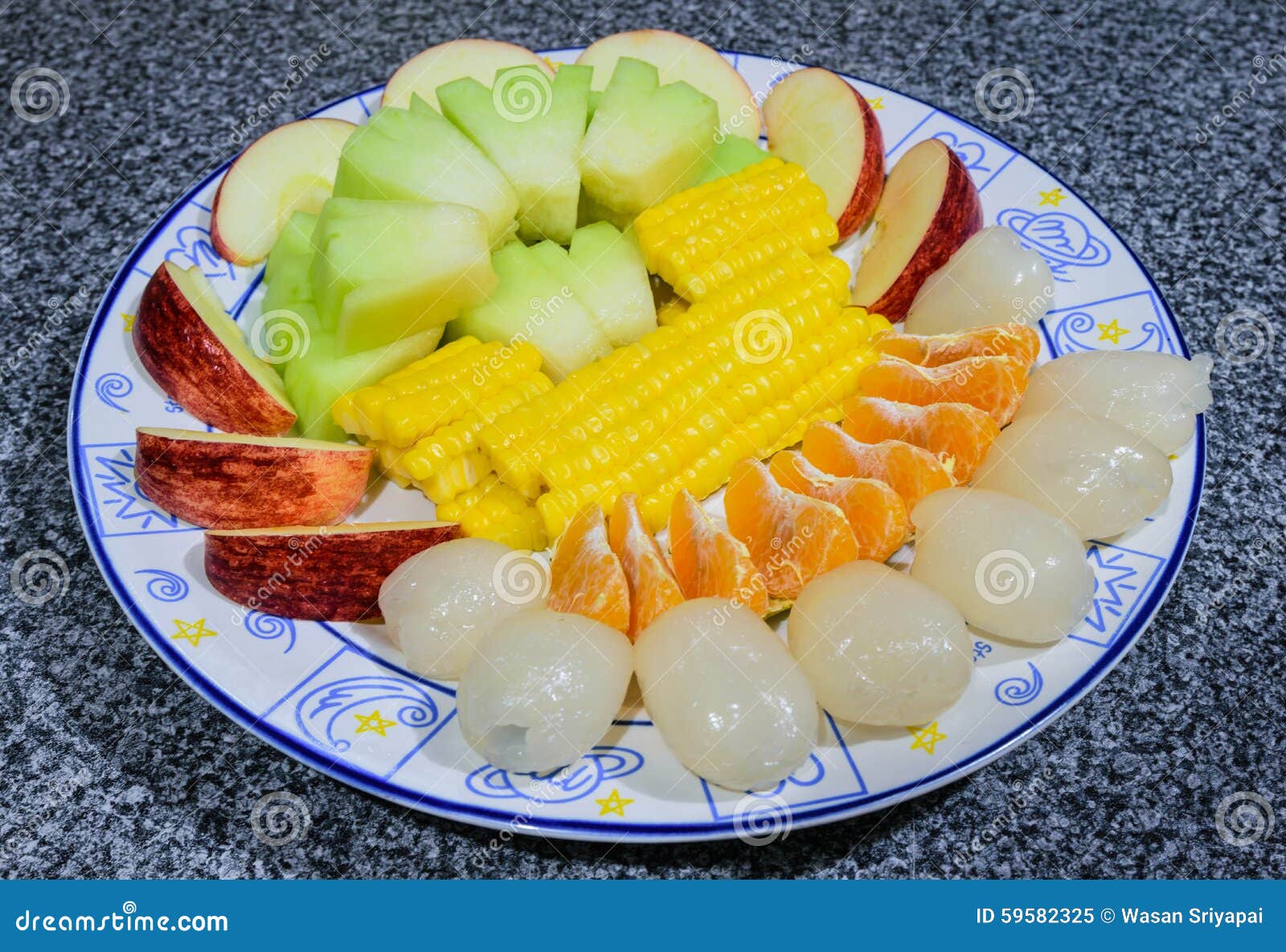 Un piatto della frutta
Rambutan, melone, arancia, mela, cereale