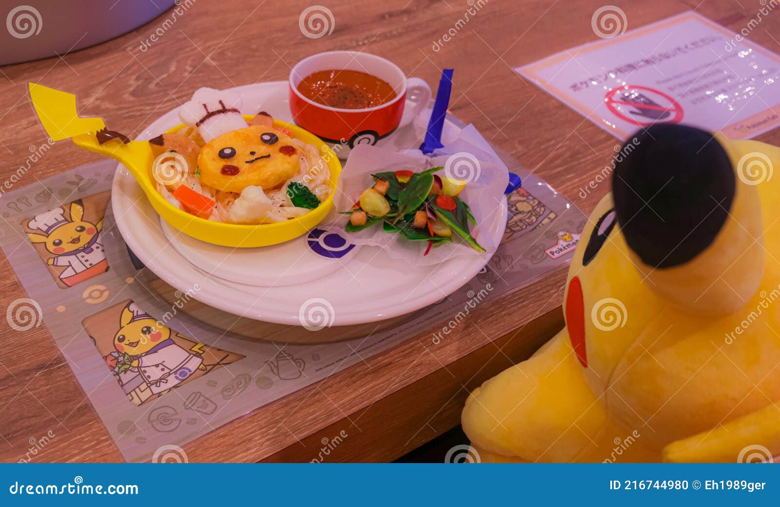 Un Piatto Di Plastica Sul Tavolo Del Bar Di Pokemon Con Un Pikachu  Arruffato Sul Sedile. Immagine Editoriale - Immagine di ventilatore,  giappone: 216744980