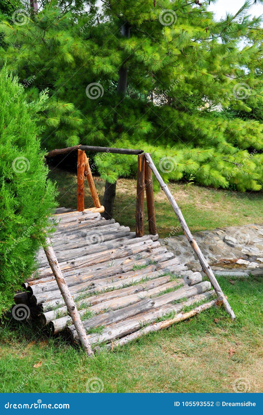 Un Piccolo Ponte Di Legno in Un Parco Verde Fotografia Stock Immagine