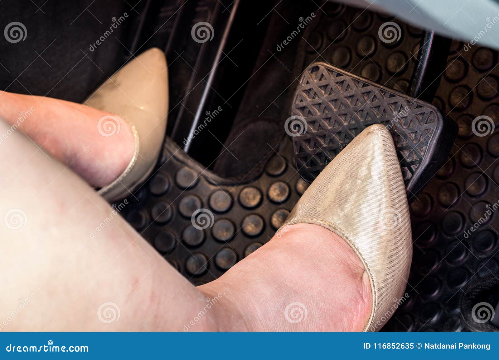 https://thumbs.dreamstime.com/z/un-pied-du-s-de-femme-sur-la-p%C3%A9dale-freinage-voiture-116852635.jpg