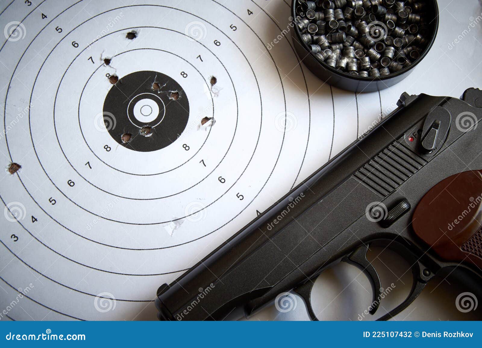 Un Pistolet De Sport à L'arrière-plan D'une Cible Avec Des Trous De Balles  Et Des Balles De Plomb Photo stock - Image du pistolet, point: 225107432