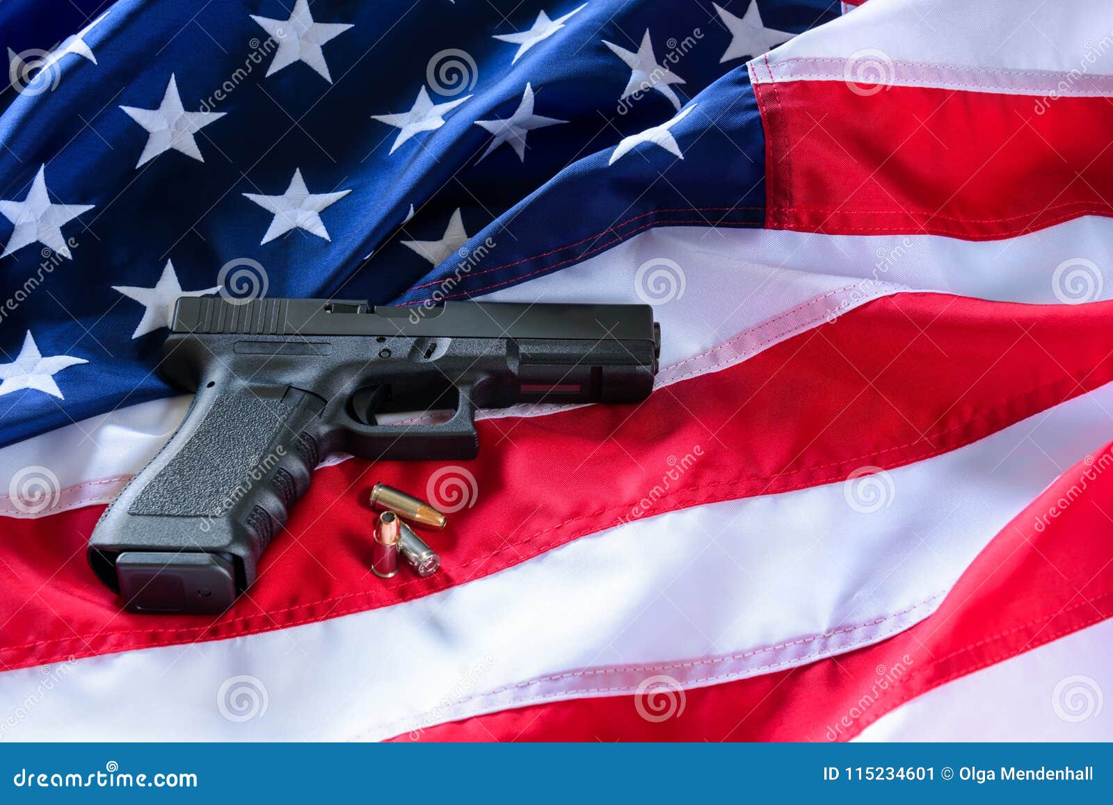 Un Pistolet Et Balles Sur Le Fond De Drapeau Américain Image stock - Image  du concept, canon: 115234601