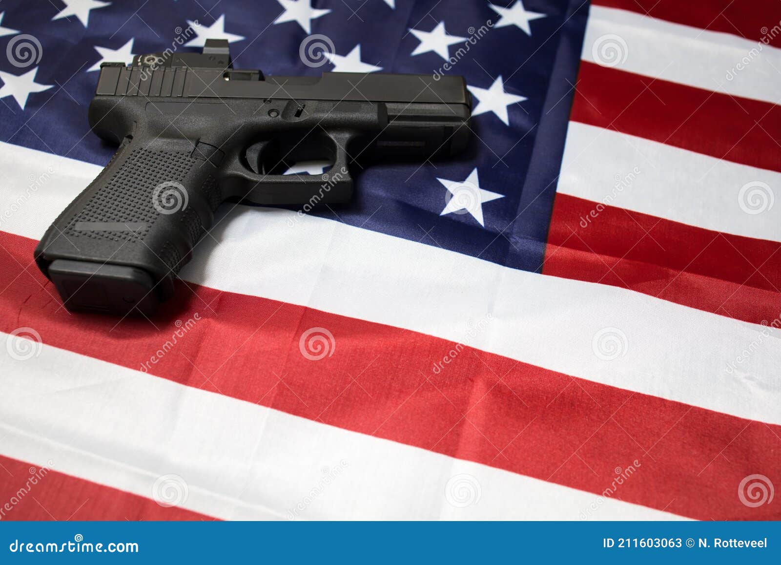 Un Pistolet Sur Le Drapeau Américain. Lois Sur Les Armes à Feu Aux Usa.  Auto-défense. Image stock - Image du criminel, indicateur: 211603063