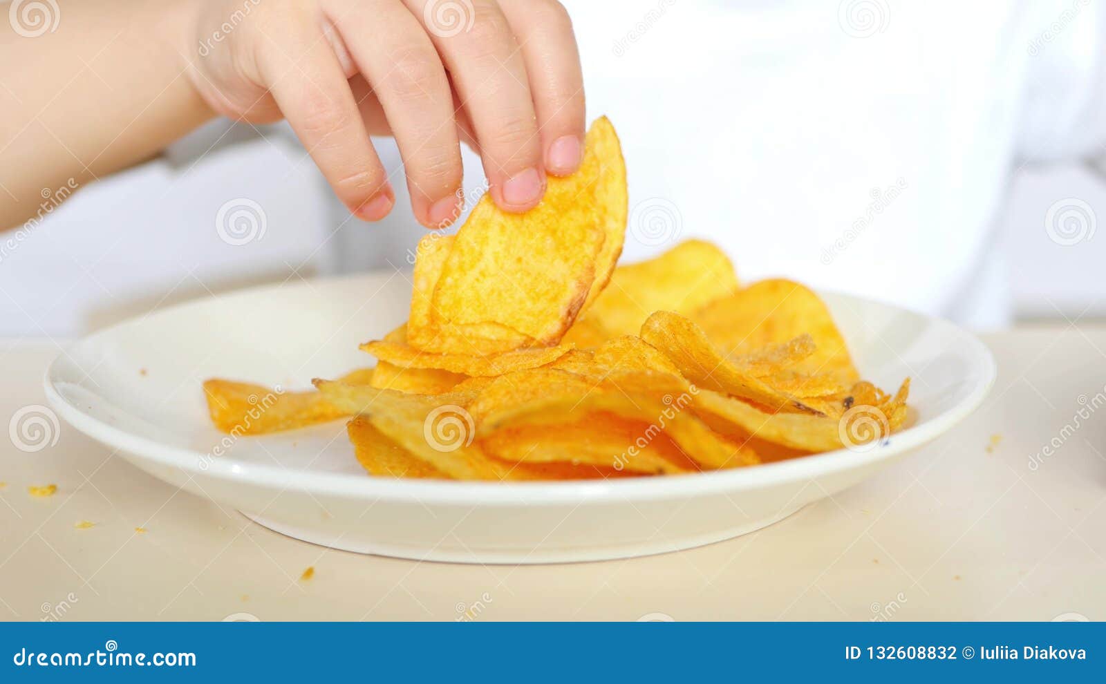 Un Plat Avec Des Pommes Chips En Gros Plan Les Mains Du ` S De Bébé  Prennent Des Pommes Chips Photo stock - Image du nutrition, caucasien:  132608832