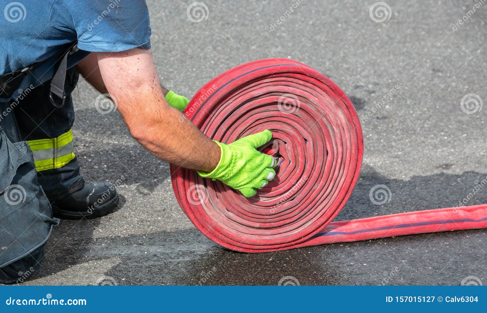 Un Pompier Montrant La Technique De Rouler Le Tuyau D'incendie AprÃ¨s Un  Incendie Image stock - Image du visible, matériel: 157015127