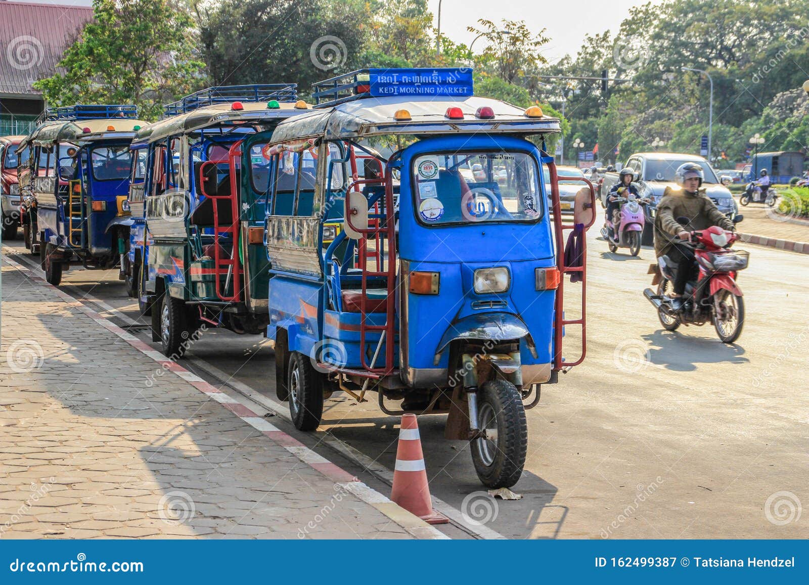 Vientiane, Laos - 22 de febrero de 2016: Un popular taxi público en Laos - tuk-tuk - una motocicleta con un taxi para pasajeros