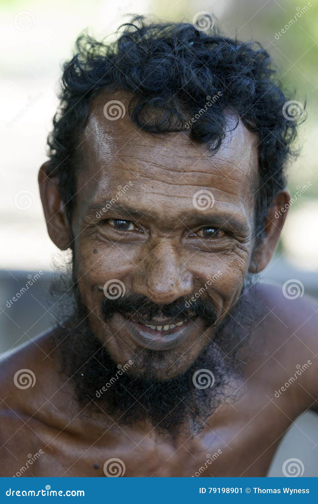 un portrait d u0026 39 un p u00eacheur musulman sur la lagune de pottuvil sur la c u00f4te est de sri lanka photo