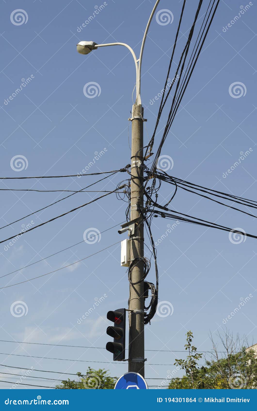 Poste De Luz Colgaba De Los Cables De Alimentación Eléctrica Y