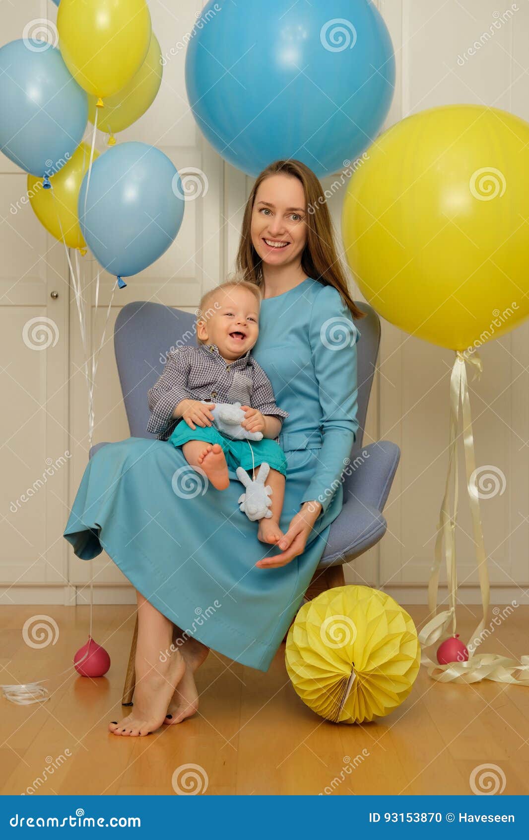 Un Premier Anniversaire De Bebe Garcon An Enfant D Enfant En Bas Age Avec La Mere S Asseyant Dans La Chaise Photo Stock Image Du Premier Bebe Un Premier Anniversaire De Bebe Garcon An Enfant D Enfant En Bas Age Avec La Mere S Asseyant Dans La Chaise Photo Stock Image Du Premier Bebe