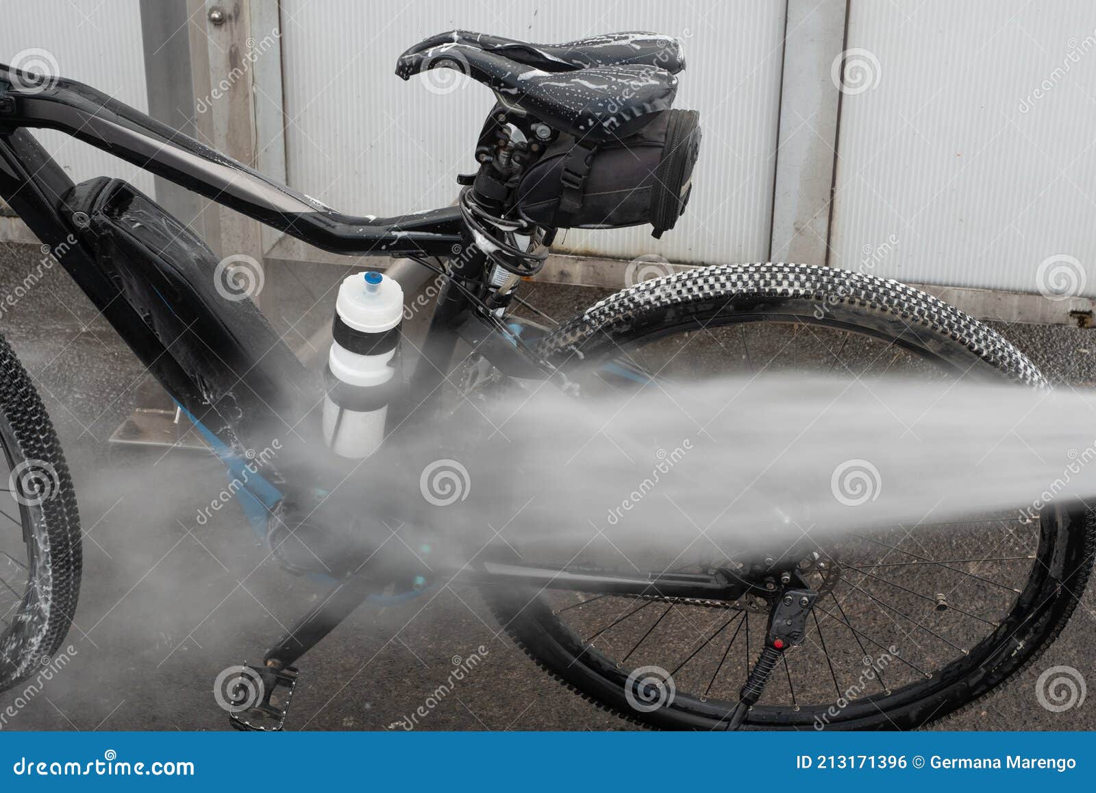 Un Puissant Jet D'eau Lave Le Vélo électrique. Pompe à Haute