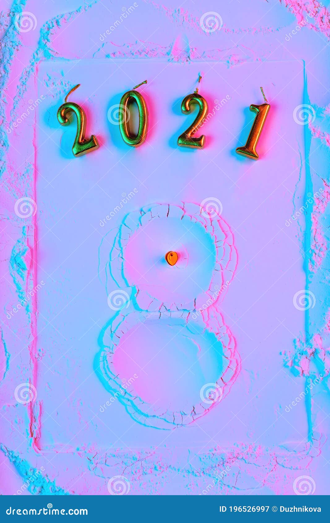 Un pupazzo di neve fatto di farina con carote e fiammiferi Cartolina di concetto per il nuovo anno 2021