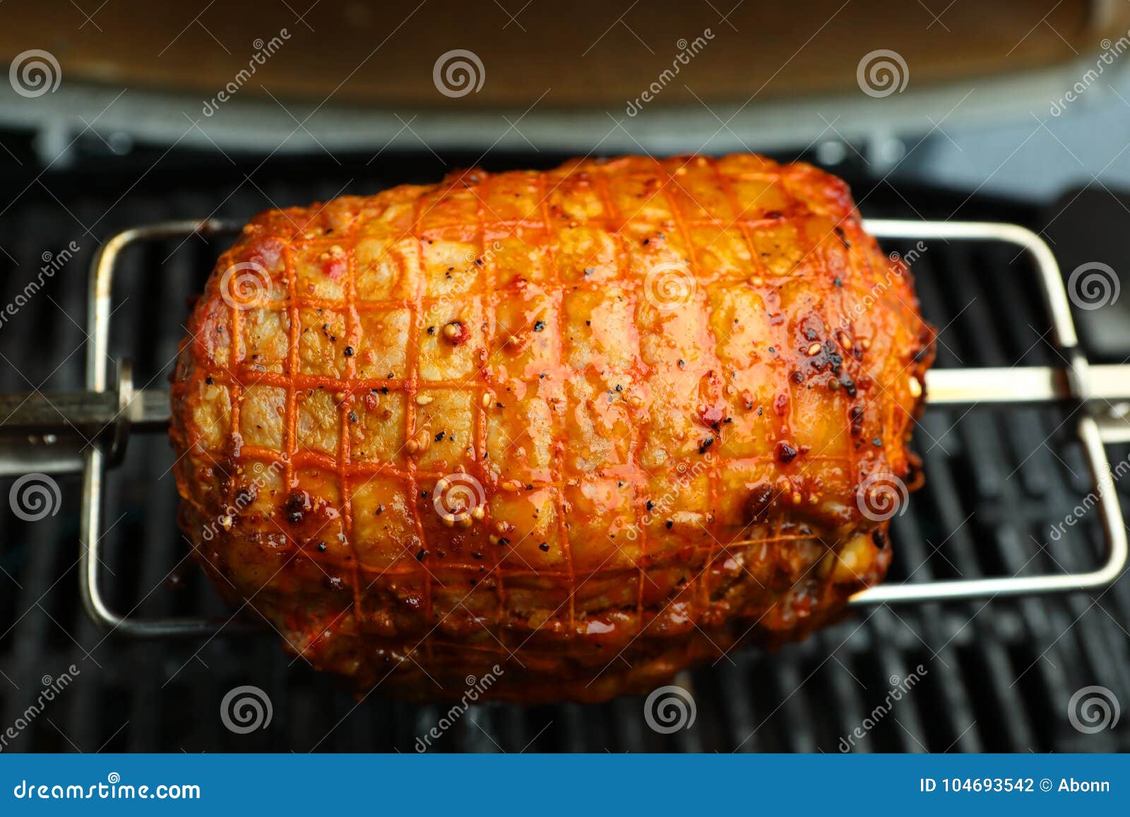 Un Rôti De Porc Sur Une Broche Photo stock - Image du porc, broche:  104693542