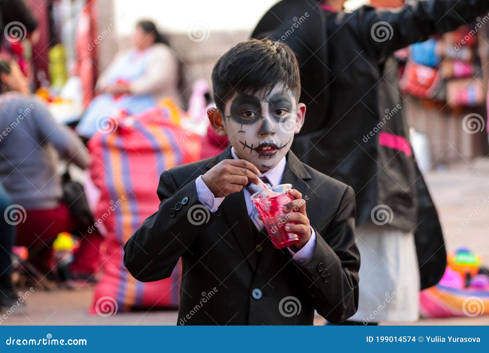 Un Ragazzino Che Festeggia Halloween Vestito Per La Festa Di Halloween  Nella Città Di Cusco, Perù Immagine Stock Editoriale - Immagine di ragazza,  vestito: 199014574