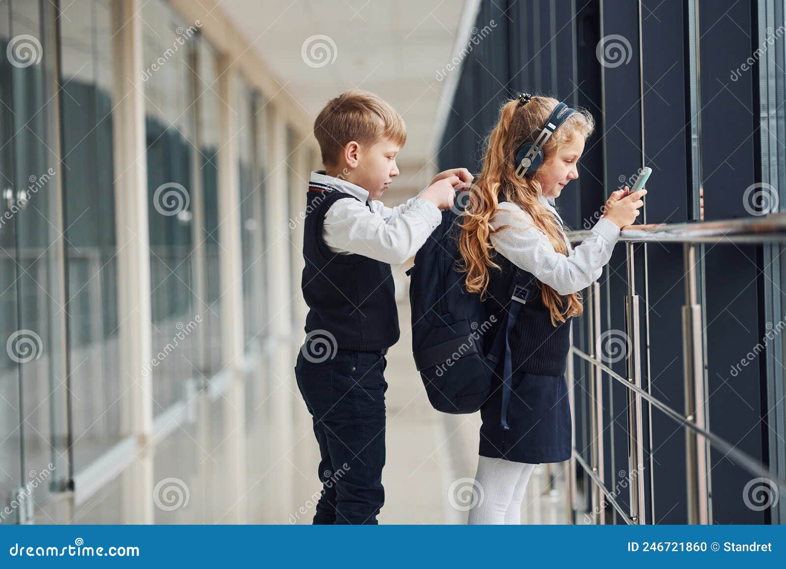 Un Ragazzino Ruba Cose Da Una Borsa Per Ragazze Mentre Ascolta Della Musica  Fotografia Stock - Immagine di minore, bambini: 246721860