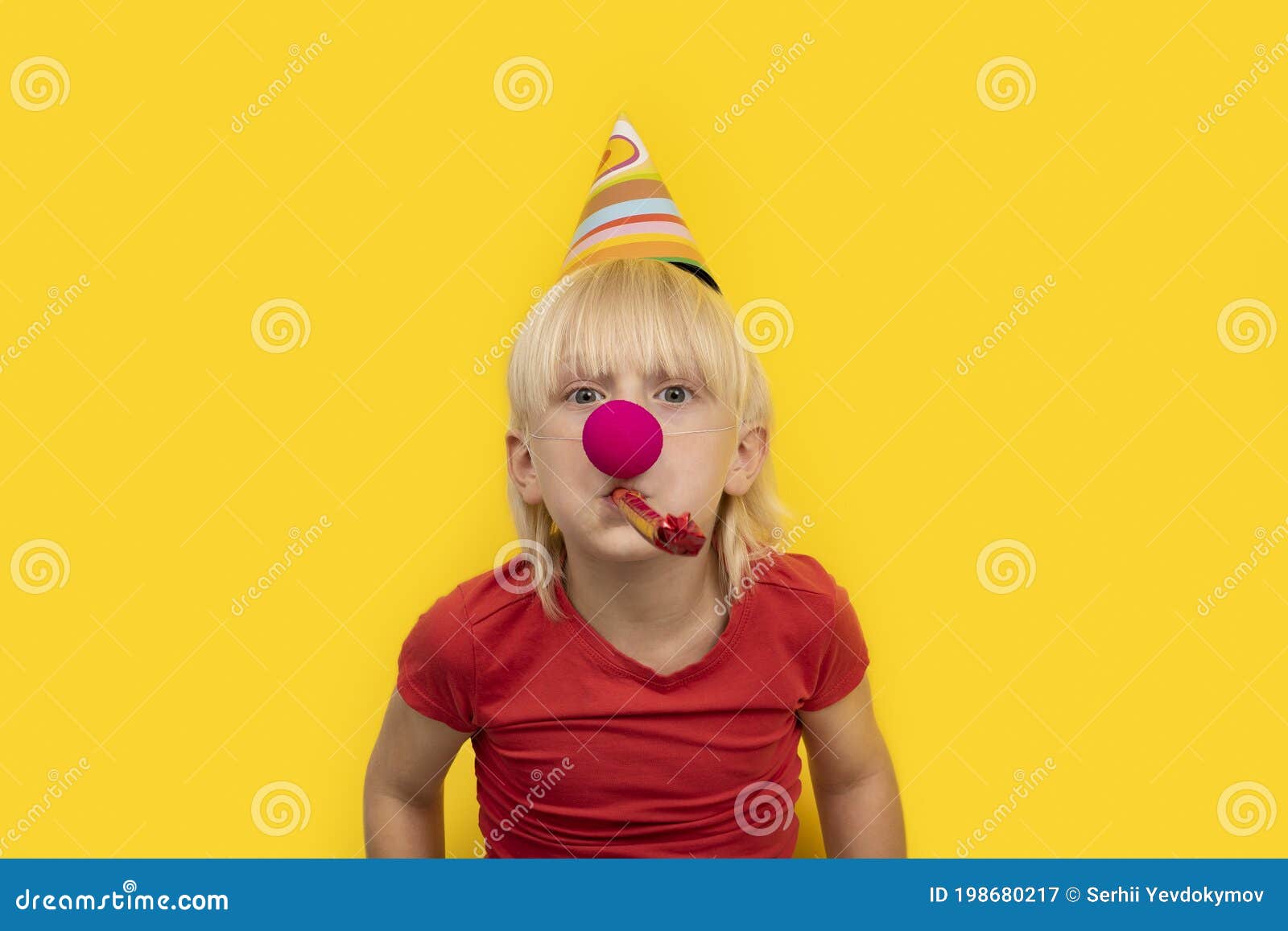 Un Ragazzo Con Cappello Festoso, Fischio E Naso Da Clown Rosso Su Fondo  Giallo Festa Per Bambini Immagine Stock - Immagine di caucasico, ragazzo:  198680217
