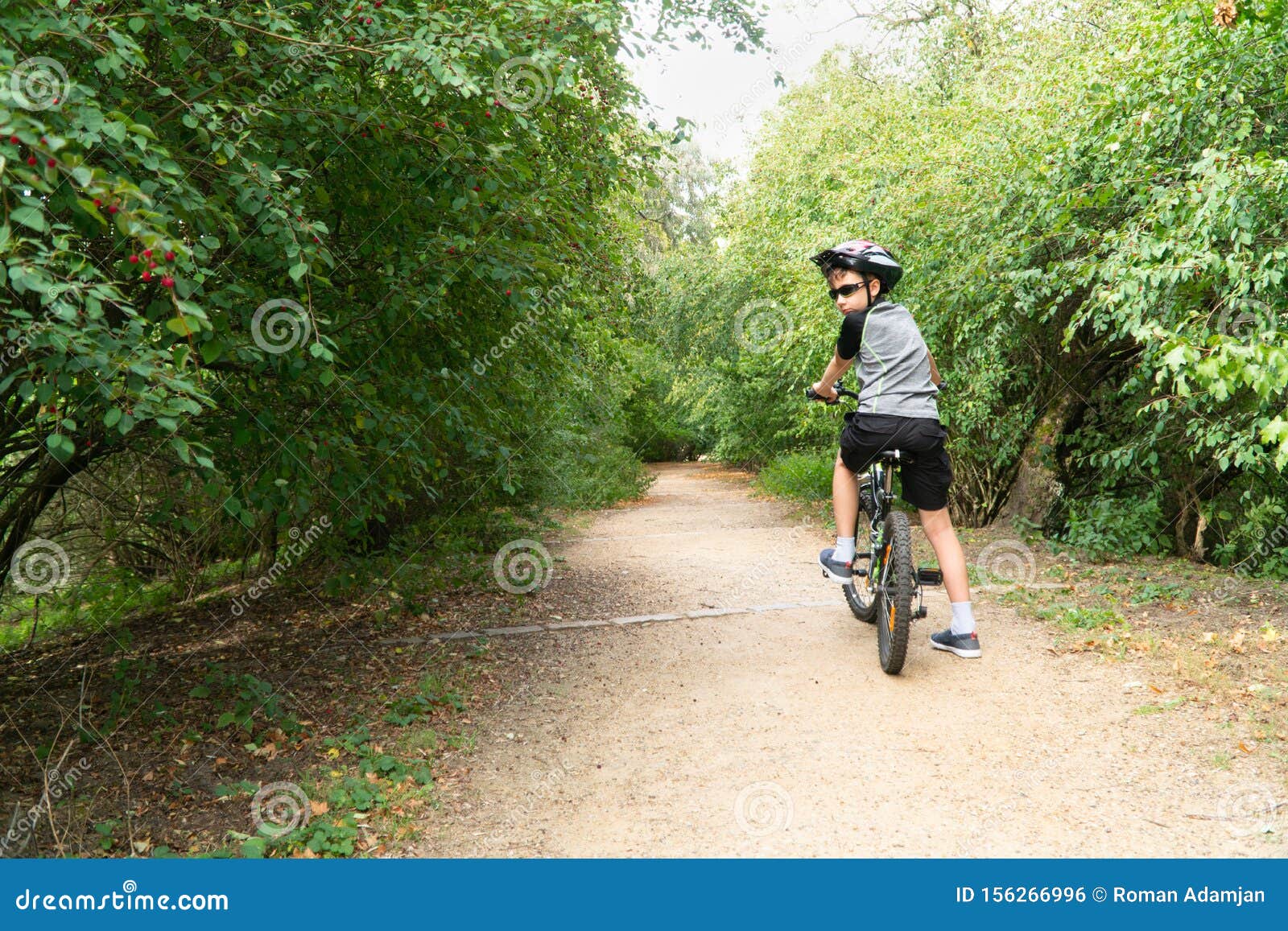 ragazzo in bicicletta in parco fluviale