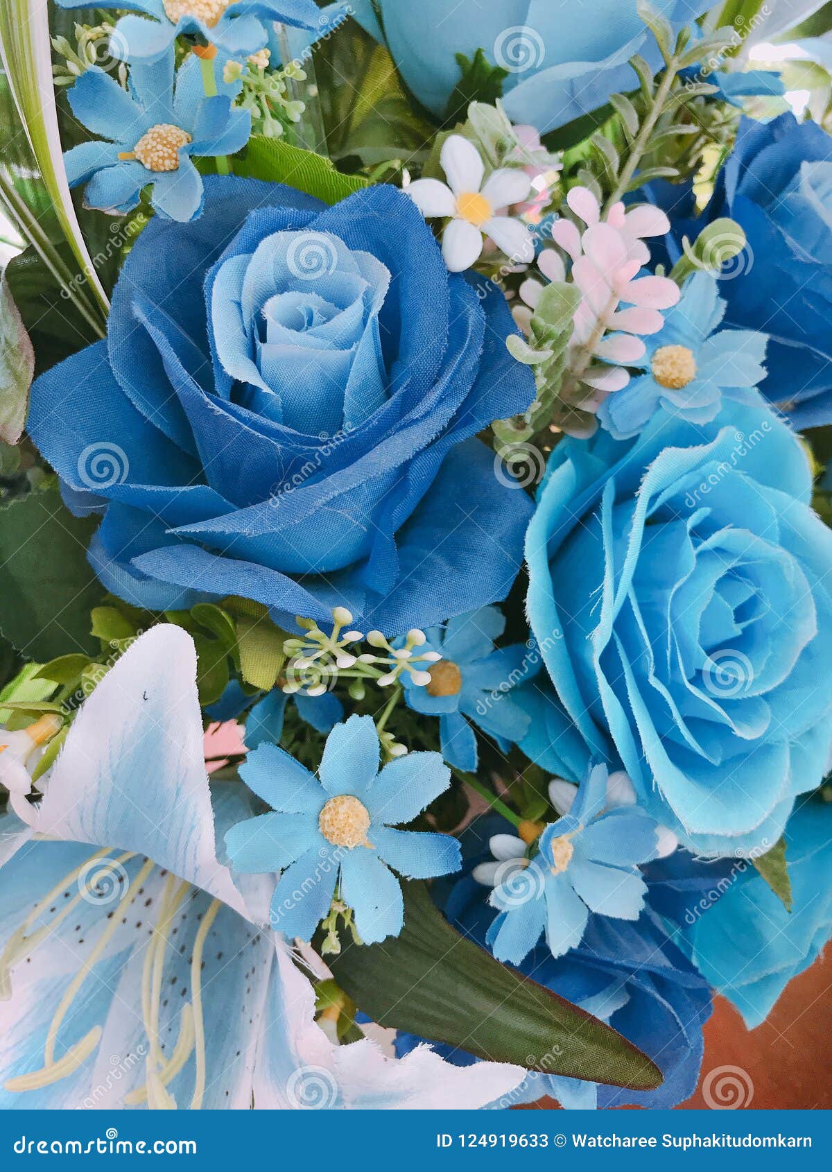 Un Ramo De Flores Azules Artificiales Imagen de archivo - Imagen de  atractivo, fondo: 124919633