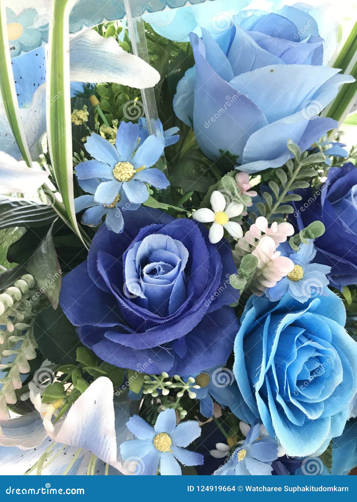 Un Ramo De Flores Azules Artificiales Foto de archivo - Imagen de  artificial, encantador: 124919664