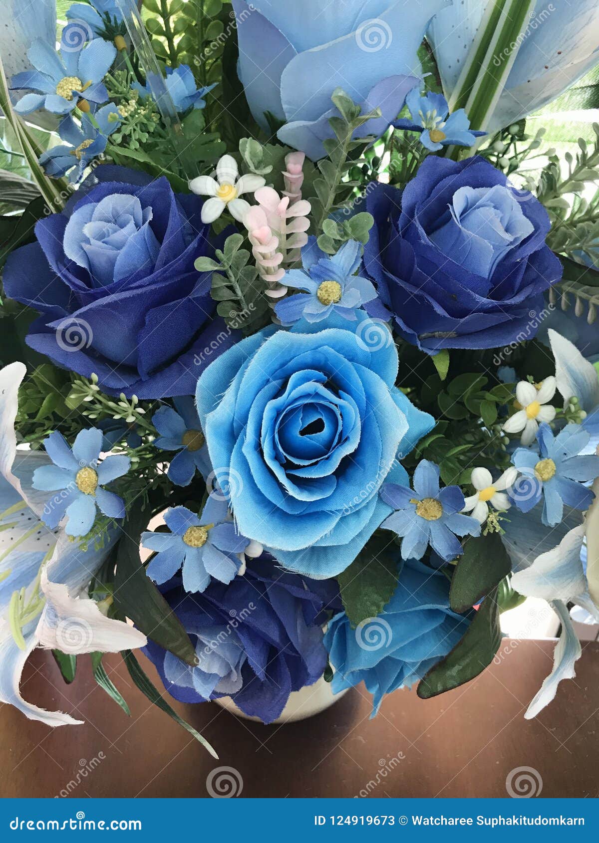 Un Ramo De Flores Azules Artificiales Imagen de archivo - Imagen de fondo, 124919673