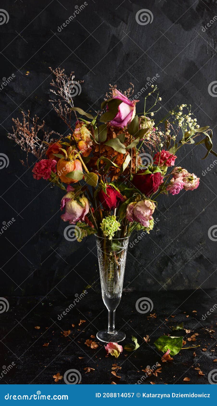 Flores Secas Decorativas En Florero De Vidrio Y Calabaza Imagen de archivo  - Imagen de decorativo, transparente: 204459351