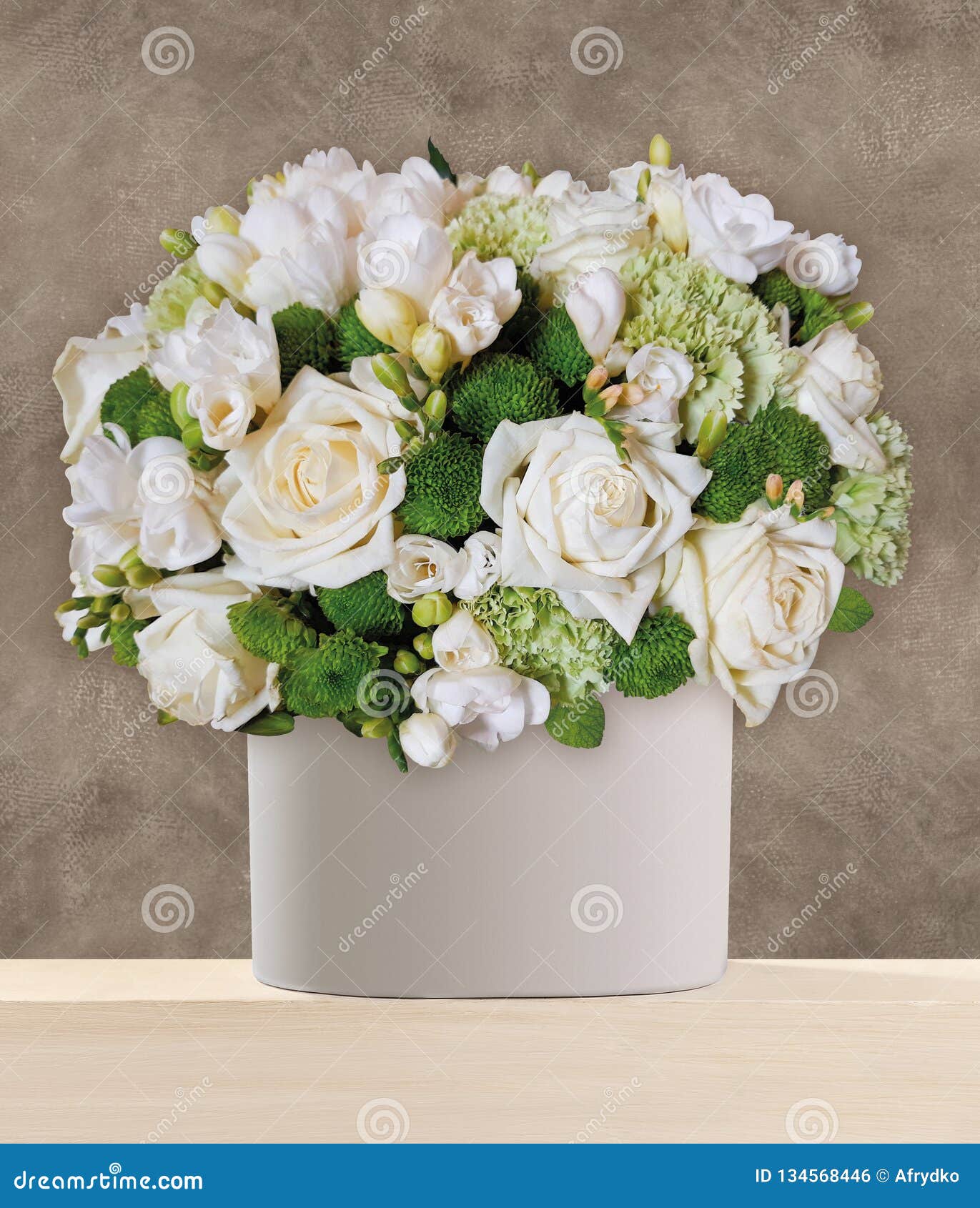 Un Ramo De Rosas Blancas Dispuestas En El Florero Foto de archivo - Imagen  de fondo, tarjetas: 134568446