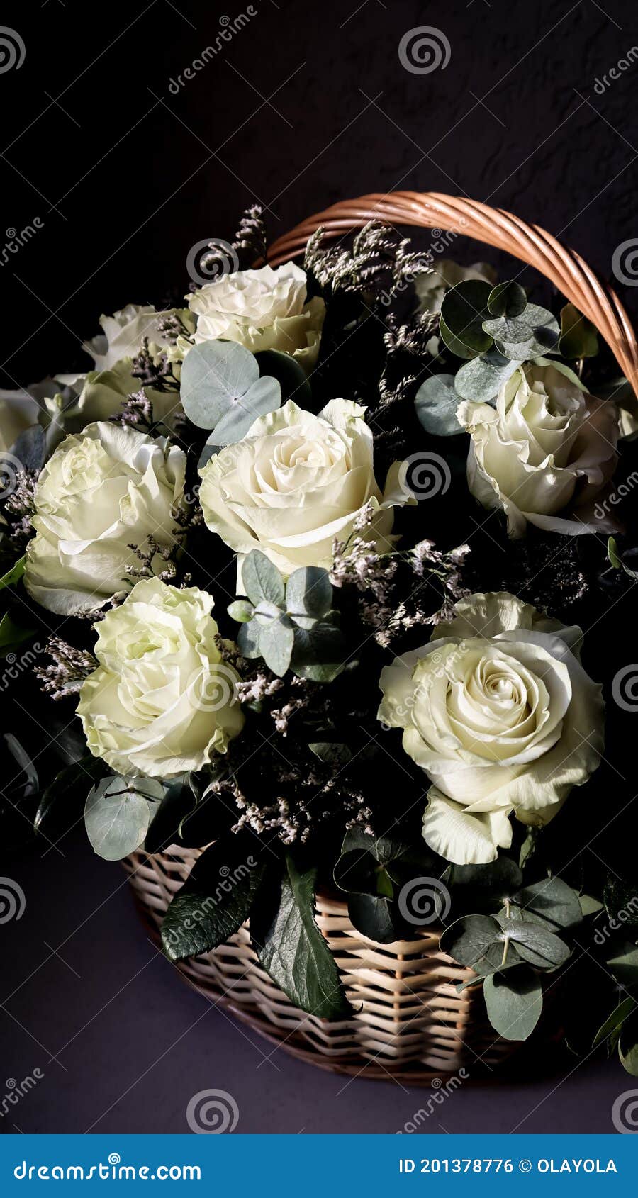 Un Ramo De Rosas Blancas Hermosas En Un Cesto De Mimbre En Un Fondo Oscuro. Perfecto Para Tarjetas De Felicitación Foto de archivo - Imagen de macro, madre: 201378776 Un Ramo De Rosas Blancas Hermosas En Un Cesto De Mimbre En Un Fondo Oscuro. Perfecto Para Tarjetas De Felicitación Foto de archivo - Imagen de macro, madre: 201378776