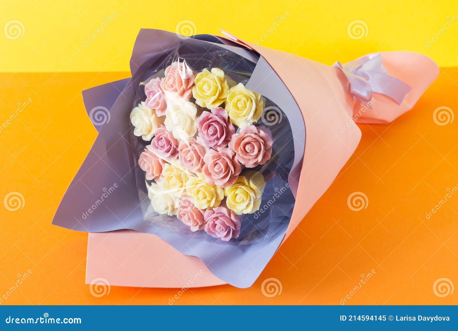 Un Ramo De Rosas Comestibles De Chocolate En Un Hermoso Paquete Floral  Imagen de archivo - Imagen de brillante, fondo: 214594145